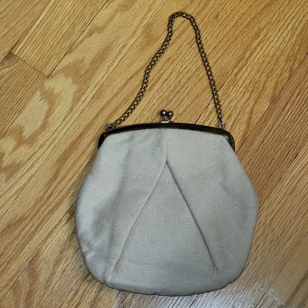 Vintage like new beige fabric snap close clutch with matching gloves